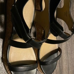 Pair of 8 shoes for women